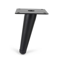 De Pato Black 12cm meubelpoot van yessential.nl heeft een licht taps toelopend, cilindervormig zwart metalen ontwerp met een vierkante montageplaat, die moderne zwarte stalen meubelpootjes voorstelt tegen een effen witte achtergrond.