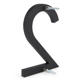 De Milano Black 15cm van yessential.nl is een zwarte, 3D omega (Ω) sculptuur met twee metalen bouten (boven en onder), weergegeven op een witte achtergrond.
