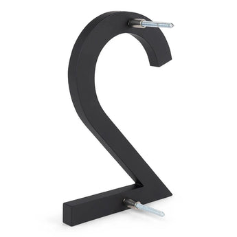 De Milano Black 15cm van yessential.nl is een zwarte, 3D omega (Ω) sculptuur met twee metalen bouten (boven en onder), weergegeven op een witte achtergrond.