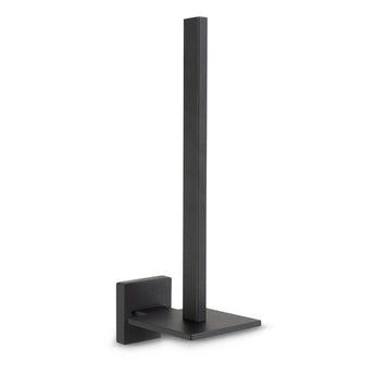 De Bellino Black reserverolhouder van yessential.nl heeft een moderne matzwarte afwerking met een verticale stang en vierkante muurbevestiging en voegt stijl en functie toe aan elke badkamer. Gefotografeerd tegen een witte achtergrond.