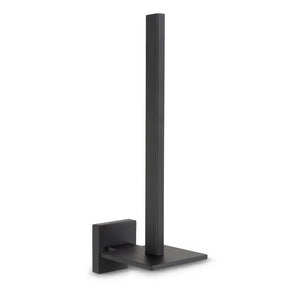 De Bellino Black reserverolhouder van yessential.nl heeft een moderne matzwarte afwerking met een verticale stang en vierkante muurbevestiging en voegt stijl en functie toe aan elke badkamer. Gefotografeerd tegen een witte achtergrond.