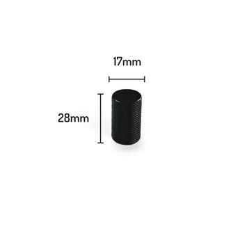 De Remo Black Deluxe knop van yessential.nl is een strakke, moderne metalen kastknop met een gestructureerd oppervlak, 28mm hoog en 17mm in diameter, afgebeeld op een witte achtergrond met duidelijke afmetingen.