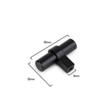 De Arturo Zwarte Knop van yessential.nl heeft een strak zwart cilindervormig metalen ontwerp met een loodrechte arm. Afmetingen: 50mm lengte, 32mm hoogte en 9mm armbreedte. Weergegeven op een witte achtergrond.