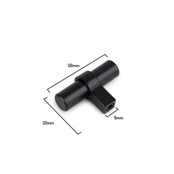 De Arturo Zwarte Knop van yessential.nl heeft een strak zwart cilindervormig metalen ontwerp met een loodrechte arm. Afmetingen: 50mm lengte, 32mm hoogte en 9mm armbreedte. Weergegeven op een witte achtergrond.