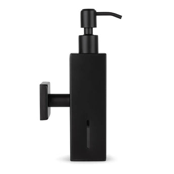 De Sonego Black van yessential.nl is een strakke zeepdispenser voor wandmontage in zwart RVS, met een modern rechthoekig ontwerp, bovenpomp en een slank verticaal venster om het zeepniveau weer te geven.