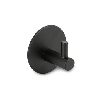 De Juano Black WC Set (no-drill) van yessential.nl is een wandhaak van zwart metaal met een ronde basis en cilindervormige knijper, ideaal voor handdoeken of jassen. Onderdeel van een matzwarte WC-accessoires collectie. Wordt zonder boren geïnstalleerd op een effen witte ondergrond.