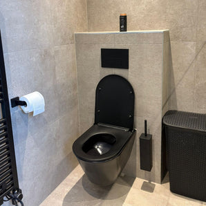 Een Damiano Black Set van yessential.nl valt op in de badkamer en wordt perfect aangevuld met een bijpassende set toiletaccessoires.
