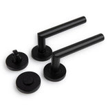 De Lucio Black Set van yessential.nl bestaat uit twee slanke zwarte deurkrukken met ronde basis, een bijpassend duimdraaislot en een ronde afdekplaat - allemaal in een modern, minimalistisch design - weergegeven op een witte achtergrond.
