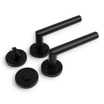 De Lucio Black Set van yessential.nl bestaat uit twee slanke zwarte deurkrukken met ronde basis, een bijpassend duimdraaislot en een ronde afdekplaat - allemaal in een modern, minimalistisch design - weergegeven op een witte achtergrond.