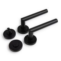 De Lucio Black Set van yessential.nl bestaat uit twee slanke zwarte deurkrukken met ronde basis, een bijpassend duimdraaislot en een ronde afdekplaat - allemaal in een modern, minimalistisch design - weergegeven op een witte achtergrond.