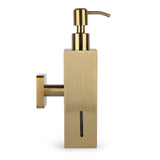 De Sonego Gold zeepdispenser voor wandmontage van yessential.nl heeft een gestroomlijnd goudkleurig rechthoekig ontwerp, een pomptop en een verticaal venster om het zeepniveau te tonen - ideaal voor stijlvolle, moderne badkamers.