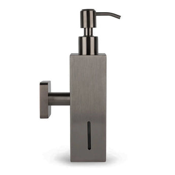 De Sonego Gunmetal van yessential.nl is een moderne zeepdispenser voor wandmontage met een rechthoekige behuizing, een pomptop, een verticaal zeepniveauvenster en een geborstelde metalen afwerking voor een strakke look.