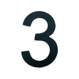 Een groot zwart nummer van 7,6 cm hoog uit de Animo-serie van yessential.nl staat op een effen witte achtergrond - ideaal als no-drill huisnummer of om te combineren met andere huisnummers zoals zwart 3.