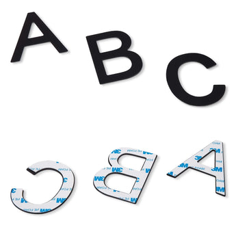 Drie zwarte letters (A, B, C) op de bovenste rij, met bijpassende omgekeerde letters eronder en een kleverige 3M-kleeflaag. Ideaal als Animo Black 7,6cm (geen boor) zelfklevende huisnummers van yessential.nl.