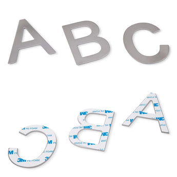 De Animo RVS 7,6cm (niet boren) letters van yessential.nl zijn afgebeeld: metallic A, B, en C met 3M zelfklevende achterkant. Perfect als zelfklevende huisnummers-gemakkelijk te installeren zonder boren. Bovenste rij: vooraanzicht; onder: plakstrips.