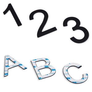 Die Animo Black 7,6 cm große Hausnummer (ohne Bohren) von yessential.de hat auffällige Zahlen in Schwarz und ist selbstklebend, sodass sie einfach anzubringen ist und für einen modernen, eleganten Look sorgt.