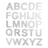 De Animo RVS 5cm (zonder boren) metallic hoofdletters van yessential.nl staan in vijf rijen op een witte achtergrond, met een modern, strak roestvrijstalen ontwerp - perfect als zelfklevende huisnummers.