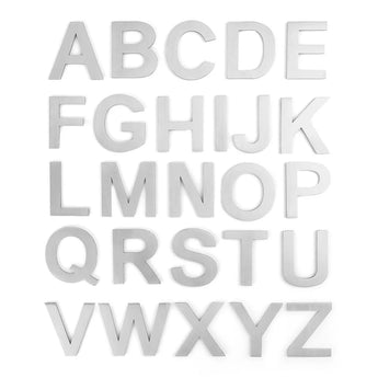 De Animo RVS 5cm (zonder boren) metallic hoofdletters van yessential.nl staan in vijf rijen op een witte achtergrond, met een modern, strak roestvrijstalen ontwerp - perfect als zelfklevende huisnummers.