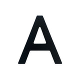 De Animo Black 7,6cm van yessential.nl is een grote zwarte hoofdletter A op een effen witte achtergrond, ideaal voor gebruik als zelfklevende huisnummers.