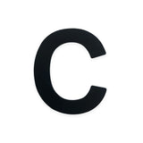 Een vette zwarte letter C (7,6 cm) uit de Animo Black 7,6cm (no drill) collectie van yessential.nl op een effen witte achtergrond-ideaal voor zelfklevende huisnummers.