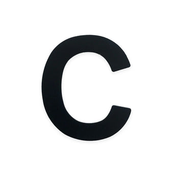 Een vette zwarte letter C (7,6 cm) uit de Animo Black 7,6cm (no drill) collectie van yessential.nl op een effen witte achtergrond-ideaal voor zelfklevende huisnummers.