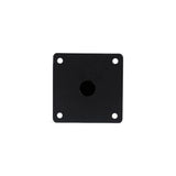 De Kenino Black 12cm van yessential.nl is een zwart metalen vierkant bord met een centraal rond gat en vier hoekgaten, perfect voor het bevestigen van zwarte stalen meubelpootjes, afgebeeld tegen een witte achtergrond.