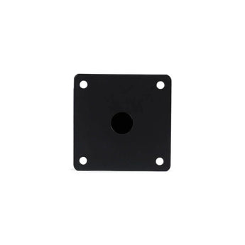 De Kenino Black 10cm van yessential.nl is een zwart, vierkant metalen bord met een groot centraal gat en vier kleinere hoekgaten, ontworpen voor moderne meubelpootjes, afgebeeld tegen een witte achtergrond.