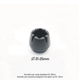 De Paco Set Ø 21-25mm van yessential.nl is een zwarte kunststof stoelpootdop met een kruisvormige opening, passend op ronde poten van 21-25mm of vierkante poten van 16-21mm voor vloerbescherming stoelen. Afgebeeld op witte achtergrond met Nederlandse maatinfo hieronder.