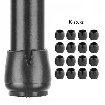 Close-up van een zwarte meubelpoot met een Paco Set Ø 17-21mm siliconen beschermkap van yessential.nl, naast 16 identieke anti-kras dopjes in vier rijen, met het label 16 stuks.