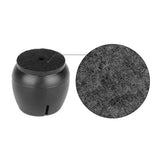 De Paco Set Ø 25-29mm van yessential.nl is een zwarte ronde meubelpootdop met zacht anti-kras vilt aan de onderkant voor vloerbescherming. Perfecte stoelpootdoppen om je vloeren te beschermen, hier afgebeeld met een close-up van de vilttextuur.