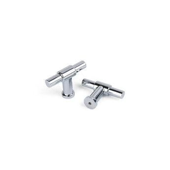 Twee Cordero Chromen Knoppen van yessential.nl, onderdeel van een 10x set, hebben een T-vormig ontwerp en glanzende cilindrische afwerking. Eén knop staat rechtop terwijl de andere op een witte achtergrond ligt.
