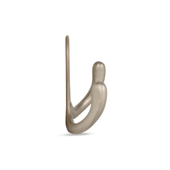 De Pagano Taupe van yessential.nl is een minimalistische, functionele kapstokhaak met een glad, gebogen ontwerp, vanaf de zijkant weergegeven tegen een witte achtergrond.