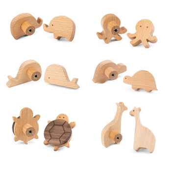 Acht paar lichthouten dierenkastknoppen van yessential.nl, perfect voor kinderkamers, zijn gerangschikt in een raster. De set bestaat uit Bambino Giraffe, olifant, octopus, walvis, schildpad, pinguïn en schildpad ontwerpen.