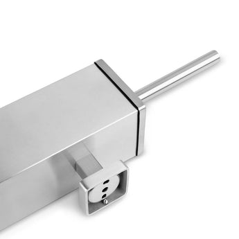 Close-up van de Alessino RVS van yessential.nl - een roestvrijstalen rechthoekig apparaat met een handvat en een vierkante elektrische connector met drie gaten aan de zijkant, gefotografeerd op een witte achtergrond.