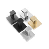 Vijf Valo Chroom Haken van yessential.nl zijn gerangschikt op een witte achtergrond. Deze moderne, vierkante haken hebben een minimalistisch design, waardoor ze ideaal zijn als stijlvolle badkamer haken. Verkrijgbaar in zwart, zilver en goud.