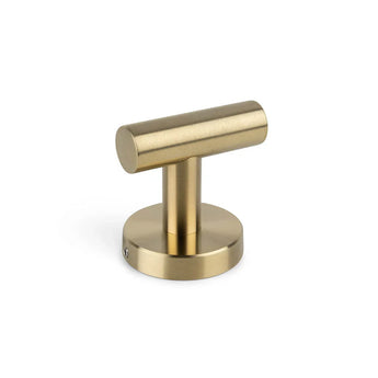De Nando Gold WC-set van yessential.nl heeft een geborsteld gouden T-vormige knop met een cilindrische handgreep op een ronde basis-ideaal voor het matchen van je goudkleurige toiletset of het upgraden van je badkameraccessoires, afgebeeld op een witte achtergrond.