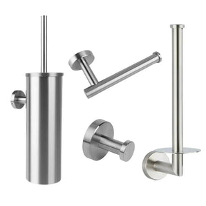 De Cosimo RVS WC Set van yessential.nl bevat vier roestvrijstalen items: een toiletborstelhouder, wandclosetpapierhouder, badjashaak en verticale opberghouder, allemaal afgebeeld tegen een witte achtergrond.