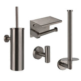 De Pacho Gunmetal WC-set van yessential.nl bestaat uit vier roestvrijstalen onderdelen - een wc-borstelhouder, wandclosetpapierhouder met planchet, badjashaak en reserverolhouder - in een luxe gunmetal afwerking, perfect voor elke badkamer.