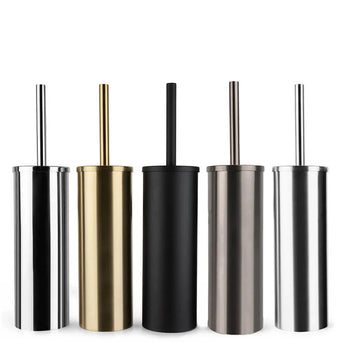 Vijf "Bruno Black" toiletborstels met houder van yessential.nl op een rij, elk met bijpassend handvat: zilver, goud, zwart, donkergrijs en zilver. Allemaal met een moderne metallic look voor stijlvolle badkamers.
