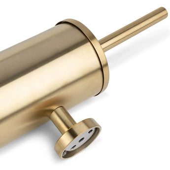 Een close-up van de Pacho Gold WC-set van yessential.nl, met een metallic gouden toiletborstelgarnituur met een lange steel en een rond deksel - een elegante toevoeging aan elke badkameraccessoire, getoond tegen een witte achtergrond.