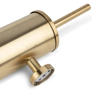 Een close-up van de Xavo Gold WC-set van yessential.nl, met een metallic gouden cilindrische toiletborstelhouder met een bijpassende handgreep, tegen een witte achtergrond.