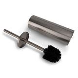 De Ludo Gunmetal WC Set (no-drill) van yessential.nl heeft een metallic toiletborstel met een zwarte borstelkop en bijpassende handgreep, rustend in een slanke cilindrische houder - ideaal voor een moderne badkamerinrichting.