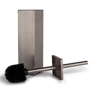 De Mauro Gunmetal WC Set (no-drill) van yessential.nl bestaat uit een moderne roestvrijstalen toiletborstel met zwarte haren, een vierkante voet en een bijpassende houder - alles in een strakke gunmetal afwerking - afgebeeld tegen een witte achtergrond.