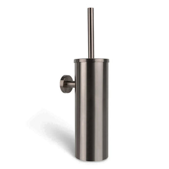 De Mano Gunmetal toiletset van yessential.nl heeft een slank cilindrisch ontwerp, een lange handgreep en een optie voor wandmontage - ideaal als luxe toiletset of om je toiletset mee op te waarderen.
