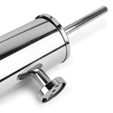 Close-up van de Corrado Chroom WC-set van yessential.nl-een glanzende, roestvrijstalen toiletborstelhouder met een slank cilindrisch ontwerp, perfect om elegantie toe te voegen aan je chromen badkameraccessoires.