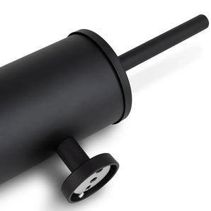 Eine Nahaufnahme des Armando Black Sets von yessential.de: ein mattschwarzes zylindrisches Toilettenbürstenset mit passendem Griff und runder Basis, dargestellt vor einem weißen Hintergrund.