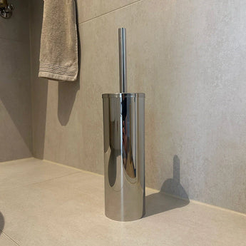 De Tapio Chroom Wc Set (no-drill) van yessential.nl staat op beige tegels, aangevuld met een beige handdoek-slimme roestvrijstalen stijl voor je moderne badkamer, alles zonder saaie details.