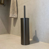 De Delo Gunmetal WC Set (no-drill) van yessential.nl heeft een strakke toiletborstelhouder en bijpassende handgreep, ideaal voor moderne badkamers en een stijlvolle upgrade van je toiletaccessoireset.