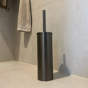 De Delo Gunmetal WC Set (no-drill) van yessential.nl heeft een strakke toiletborstelhouder en bijpassende handgreep, ideaal voor moderne badkamers en een stijlvolle upgrade van je toiletaccessoireset.