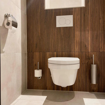 Een moderne badkamer is voorzien van een wit wandtoilet, een wand met houten panelen, een dual-flush knop en de yessential.nl Branco RVS toiletborstel met houder naast een toiletpapierhouder op de lichtgekleurde betegelde muur.